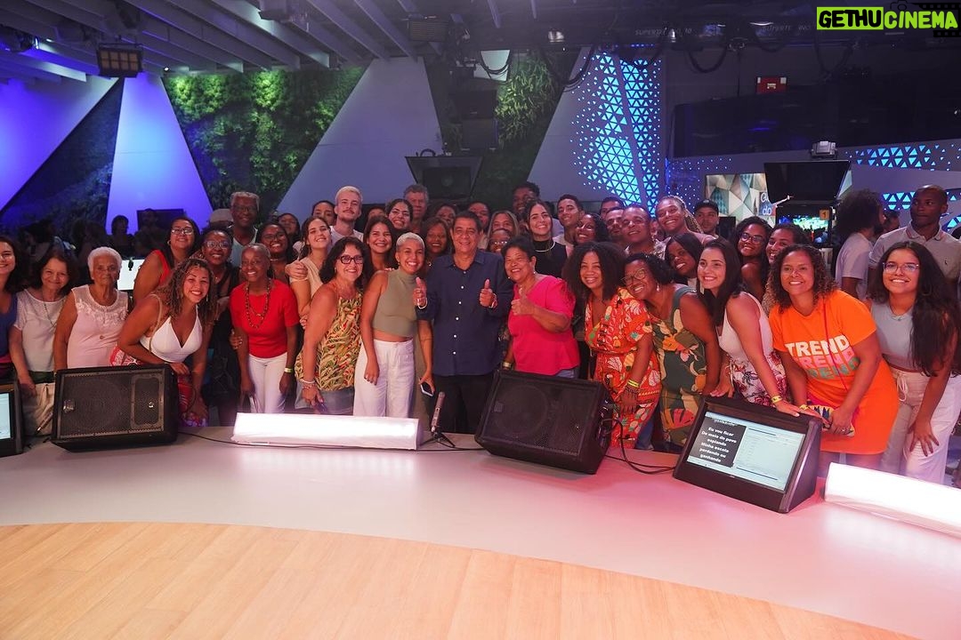 Zeca Pagodinho Instagram - ZECA PAGODINHO 🎵🍻 O palco do #Fantástico se transformou no Quintal do Zeca para comemorar os 40 anos de carreira do @zecapagodinho! O cidadão mais ilustre de Xerém conversou com @majucoutinhoreal em uma roda de amigos para lembrar grandes momentos da carreira e falar sobre o seu legado. É domingo! Muita música e conversa boa depois do @domingao 📸 @lethiciaamancio