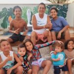 Zeca Pagodinho Instagram - Domingo especial com a inauguração da piscina nova! Com direito a netos e primos reunidos, máscara de mergulho e golfinhos 🩵🐬 🥰