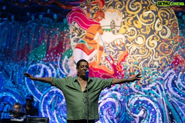 Zeca Pagodinho Instagram - A Turnê “Mais Feliz” chegou ao fim, nessa sexta-feira em SP, com chave de ouro! Lotação esgotada numa noite emocionante! Foram mais de dois anos na estrada, levando o samba para o Brasil e o mundo! Valeu grandão cada fã que esteve conosco nos shows, a banda Muleke, equipe técnica e de produção e todas as casas por onde passamos! Agora é descansar e voltar com show novo da nova turnê “Zeca Pagodinho 40 anos”, que estreia dia 4 de fevereiro, no Estádio do Engenhão no RJ!!! Já garantiu seus ingressos??? 📸 @giuperavisual Vibra São Paulo