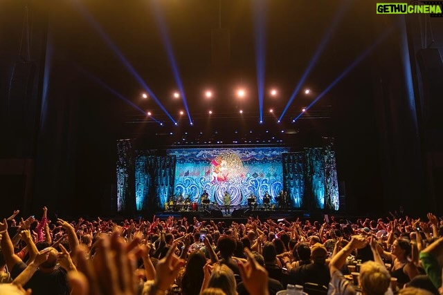 Zeca Pagodinho Instagram - A Turnê “Mais Feliz” chegou ao fim, nessa sexta-feira em SP, com chave de ouro! Lotação esgotada numa noite emocionante! Foram mais de dois anos na estrada, levando o samba para o Brasil e o mundo! Valeu grandão cada fã que esteve conosco nos shows, a banda Muleke, equipe técnica e de produção e todas as casas por onde passamos! Agora é descansar e voltar com show novo da nova turnê “Zeca Pagodinho 40 anos”, que estreia dia 4 de fevereiro, no Estádio do Engenhão no RJ!!! Já garantiu seus ingressos??? 📸 @giuperavisual Vibra São Paulo