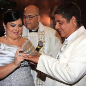 Zeca Pagodinho Instagram - Hoje é dia de Nossa Senhora da Conceição, que abençoa esse casal que também comemora aniversário de casamento: Zeca e @monicapagodinho!!

São muitos anos de amor e companheirismo, que deram frutos preciosos: 4 filhos e 4 netos! 

Que venham muuuuuitos outros anos! Parabéns, casal! ❤️❤️❤️