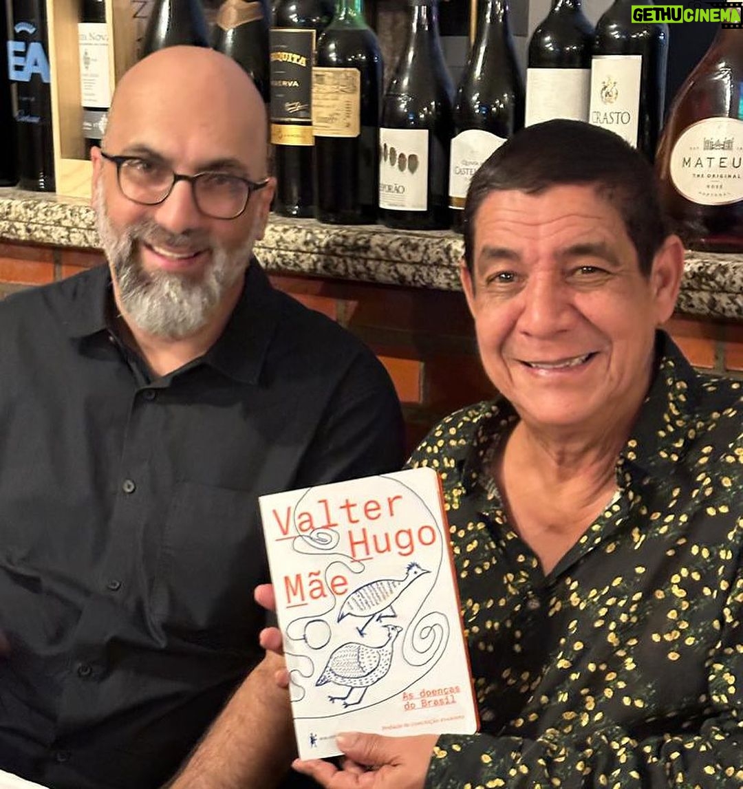 Zeca Pagodinho Instagram - Que noite! Ainda no Porto, nessa última terça-feira, Zeca Pagodinho teve a alegria de encontrar o escritor português Valter Hugo Mãe e de celebrar os 80 anos do cantor Miltinho, do MPB4. Uma alegria poder estar com pessoas tão talentosas! Viva a cultura!