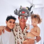 Zeca Pagodinho Instagram – Sextou com vovô Zeca acordando seus netos Noah e Domênico dessa maneira ! 🥰😉😀