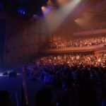 Zeca Pagodinho Instagram – Londres, muito obrigado! London, thank you so very much! 
Que emoção ver o belo teatro do @barbicancentre LOTADO! Sentimos a emoção de cada um de vocês presente! 

Próxima parada da turnê Europa…Milão, na Itália! Viva! 

✨ Turnê Europa 2023✨

🥁 12.10 – Milão / Itália – Alcatraz 
🥁 15.10 – Porto / Portugal –  Coliseu Porto Ageas 
🥁 19.10 – Barcelona | Espanha – Sala Apolo – ESGOTADO
🥁 22.10 – Genebra | Suíça – Palladium 

#ZecaPagodinho
📸 @marceloq.photography