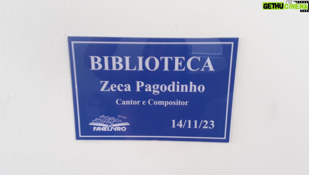 Zeca Pagodinho Instagram - Que coisa linda! Nessa terça-feira, 14 de novembro, foi inaugurada a Biblioteca Zeca Pagodinho, na comunidade do Jacarezinho, no Rio de Janeiro! O sambista foi lá conferir de pertinho esse novo espaço, que faz parte do projeto Favelivro (@favelivro), que inaugura bibliotecas em comunidades com o objetivo de incentivar a leitura e a escrita. A escolha do Zeca Pagodinho como homenageado foi feita pelos próprios moradores do Jacarezinho! Que honra, hein! 😍 Valeu grandão, pessoal! E boa leitura!! 📖😉 #ZecaPagodinho @jbarboza30 @assessoriajb