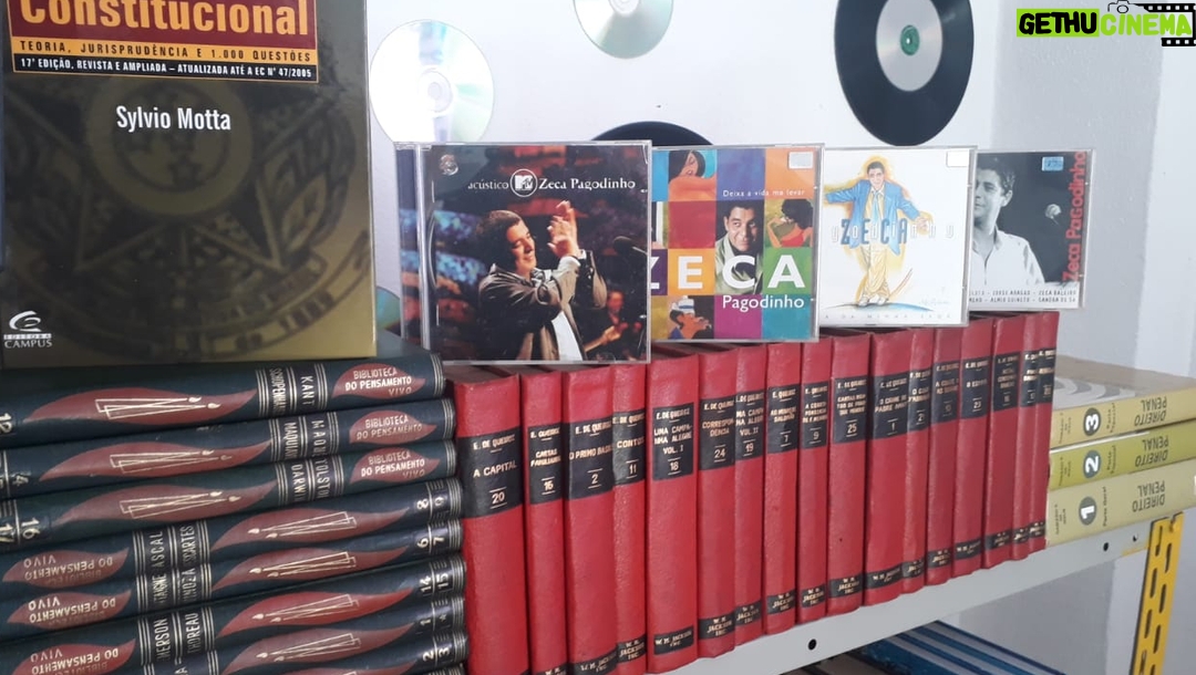 Zeca Pagodinho Instagram - Que coisa linda! Nessa terça-feira, 14 de novembro, foi inaugurada a Biblioteca Zeca Pagodinho, na comunidade do Jacarezinho, no Rio de Janeiro! O sambista foi lá conferir de pertinho esse novo espaço, que faz parte do projeto Favelivro (@favelivro), que inaugura bibliotecas em comunidades com o objetivo de incentivar a leitura e a escrita. A escolha do Zeca Pagodinho como homenageado foi feita pelos próprios moradores do Jacarezinho! Que honra, hein! 😍 Valeu grandão, pessoal! E boa leitura!! 📖😉 #ZecaPagodinho @jbarboza30 @assessoriajb