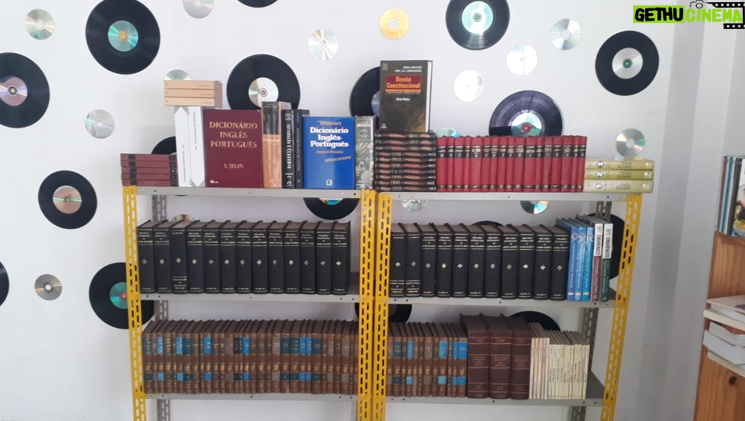 Zeca Pagodinho Instagram - Que coisa linda! Nessa terça-feira, 14 de novembro, foi inaugurada a Biblioteca Zeca Pagodinho, na comunidade do Jacarezinho, no Rio de Janeiro! O sambista foi lá conferir de pertinho esse novo espaço, que faz parte do projeto Favelivro (@favelivro), que inaugura bibliotecas em comunidades com o objetivo de incentivar a leitura e a escrita. A escolha do Zeca Pagodinho como homenageado foi feita pelos próprios moradores do Jacarezinho! Que honra, hein! 😍 Valeu grandão, pessoal! E boa leitura!! 📖😉 #ZecaPagodinho @jbarboza30 @assessoriajb