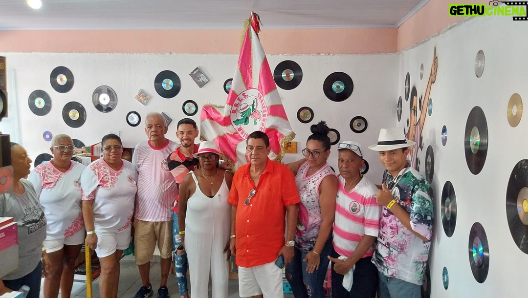 Zeca Pagodinho Instagram - Que coisa linda! Nessa terça-feira, 14 de novembro, foi inaugurada a Biblioteca Zeca Pagodinho, na comunidade do Jacarezinho, no Rio de Janeiro! O sambista foi lá conferir de pertinho esse novo espaço, que faz parte do projeto Favelivro (@favelivro), que inaugura bibliotecas em comunidades com o objetivo de incentivar a leitura e a escrita. A escolha do Zeca Pagodinho como homenageado foi feita pelos próprios moradores do Jacarezinho! Que honra, hein! 😍 Valeu grandão, pessoal! E boa leitura!! 📖😉 #ZecaPagodinho @jbarboza30 @assessoriajb