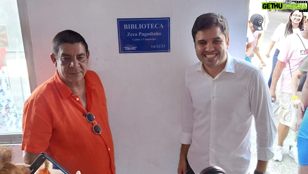 Zeca Pagodinho Instagram - Que coisa linda! Nessa terça-feira, 14 de novembro, foi inaugurada a Biblioteca Zeca Pagodinho, na comunidade do Jacarezinho, no Rio de Janeiro! O sambista foi lá conferir de pertinho esse novo espaço, que faz parte do projeto Favelivro (@favelivro), que inaugura bibliotecas em comunidades com o objetivo de incentivar a leitura e a escrita. A escolha do Zeca Pagodinho como homenageado foi feita pelos próprios moradores do Jacarezinho! Que honra, hein! 😍 Valeu grandão, pessoal! E boa leitura!! 📖😉 #ZecaPagodinho @jbarboza30 @assessoriajb