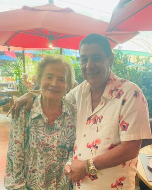 Zeca Pagodinho Instagram - Encontros de milhões! Quem conhece sabe: Zeca Pagodinho adora assistir novelas e Os Trapalhões! Então , imagine a alegria do sambista ao encontrar Renato Aragão e Glória Menezes num shopping do RJ. Zeca tirou foto e tudo, afinal fã é fã! Viva todos os artistas desse país , que tanto alegram nossas vidas!