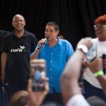 Zeca Pagodinho Instagram - Valeu grandão @cufabrasil ! Valeu grandão @cufario ! Uma honra ser homenageado no #DiadaFavela ! Viva a potência das favelas ! 📷 Marcelo Dias / Cufa