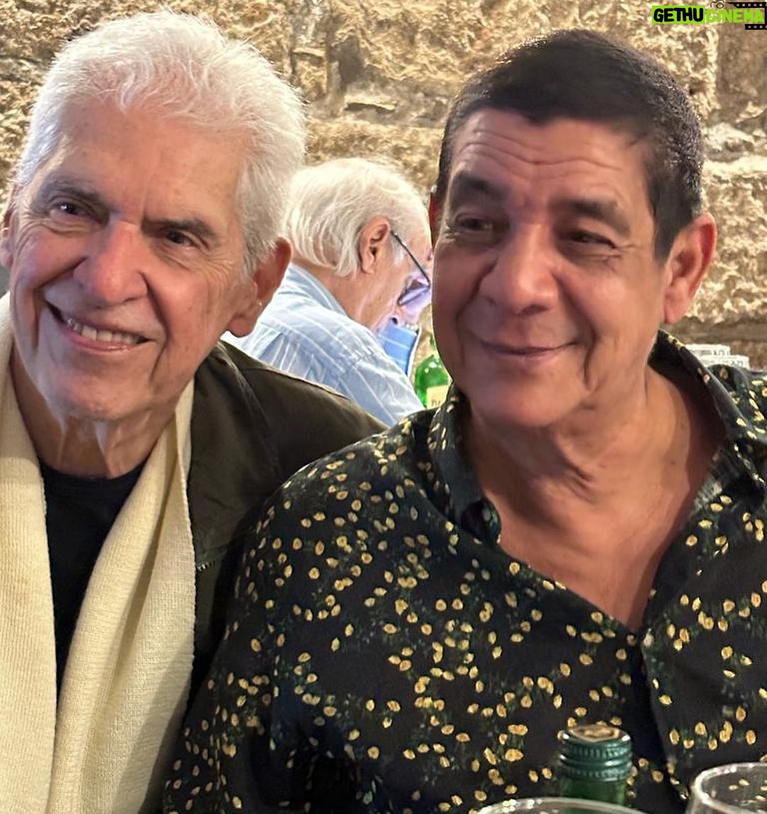 Zeca Pagodinho Instagram - Que noite! Ainda no Porto, nessa última terça-feira, Zeca Pagodinho teve a alegria de encontrar o escritor português Valter Hugo Mãe e de celebrar os 80 anos do cantor Miltinho, do MPB4. Uma alegria poder estar com pessoas tão talentosas! Viva a cultura!
