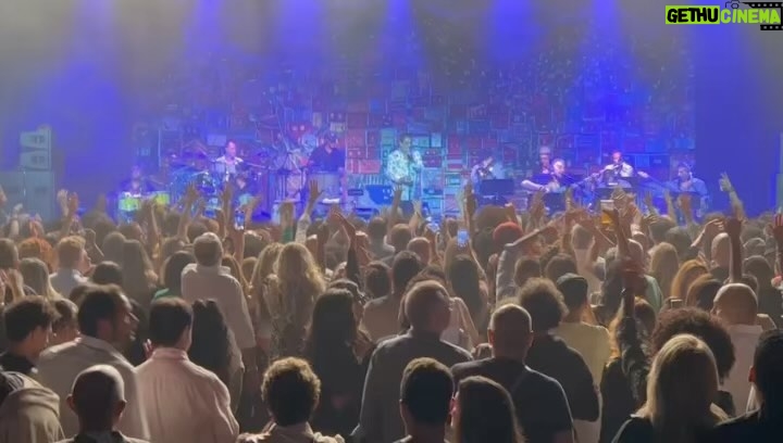 Zeca Pagodinho Instagram - Milão, Grazie mille! Que showzaço! Muito obrigado a todo mundo que veio! 🇮🇹✊🏾♥️ Como é bom ver o samba encantando plateias pelo mundo! Um salve pra Banda Muleke, uma turma de bambas que representa o melhor da música brasileira! ✨ Banda Muleke✨ 📍Paulão 7 Cordas: Diretor Musical e Violão 7 Cordas 📍Alessandro Cardozo: Cavaquinho 📍Luis Louchard: Baixo 📍Luciano King: Bateria 📍Uraci Cardoso: Surdo 📍Jaguara: Percussão 📍Marcos Esguleba: Percussão 📍Vitor Motta: Sax e Flauta 📍Henrique Band: Sax 📍Florindo Medeiros: Trombone PRÓXIMOS SHOWS: 🥁 15.10 - Porto / Portugal - Coliseu Porto Ageas 🥁 19.10 - Barcelona | Espanha - Sala Apolo - ESGOTADO 🥁 22.10 - Genebra | Suíça - Palladium #zecapagodinho 🎥 Marina Dias Milão - Italia