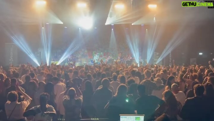 Zeca Pagodinho Instagram - Milão, Grazie mille! Que showzaço! Muito obrigado a todo mundo que veio! 🇮🇹✊🏾♥️ Como é bom ver o samba encantando plateias pelo mundo! Um salve pra Banda Muleke, uma turma de bambas que representa o melhor da música brasileira! ✨ Banda Muleke✨ 📍Paulão 7 Cordas: Diretor Musical e Violão 7 Cordas 📍Alessandro Cardozo: Cavaquinho 📍Luis Louchard: Baixo 📍Luciano King: Bateria 📍Uraci Cardoso: Surdo 📍Jaguara: Percussão 📍Marcos Esguleba: Percussão 📍Vitor Motta: Sax e Flauta 📍Henrique Band: Sax 📍Florindo Medeiros: Trombone PRÓXIMOS SHOWS: 🥁 15.10 - Porto / Portugal - Coliseu Porto Ageas 🥁 19.10 - Barcelona | Espanha - Sala Apolo - ESGOTADO 🥁 22.10 - Genebra | Suíça - Palladium #zecapagodinho 🎥 Marina Dias Milão - Italia