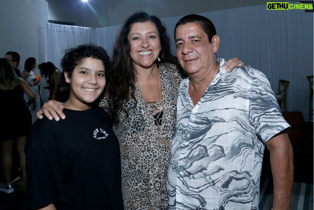 Zeca Pagodinho Instagram - Comemorar os 65 anos de vida e 40 de carreira na mesma data no Engenhão, foi muita emoção! #Tbt 😍 Confira alguns momentos dos bastidores daquela noite inesquecível! Teve bolo de parabéns pro Zeca Pagodinho com a presença dos amigos queridos e da família! Foi bom demais! 📸 @veradonato