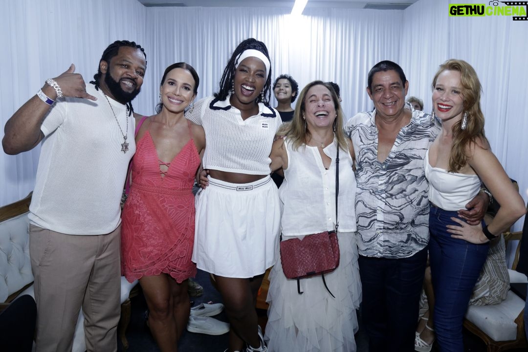 Zeca Pagodinho Instagram - Comemorar os 65 anos de vida e 40 de carreira na mesma data no Engenhão, foi muita emoção! #Tbt 😍 Confira alguns momentos dos bastidores daquela noite inesquecível! Teve bolo de parabéns pro Zeca Pagodinho com a presença dos amigos queridos e da família! Foi bom demais! 📸 @veradonato