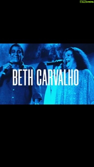 Zeca Pagodinho Instagram - Respeitar e valorizar os que vieram antes, os amigos e os que ficaram na saudade é uma forma de humildade e gratidão! 🙏 Essa é uma premissa que o Zeca Pagodinho carrega em sua vida, e logo na abertura do show #ZecaPagodinho40anos, o artista faz sua saudação a esses grandes sambistas! Axé! ✨💙