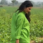Zeel Joshi Instagram - Aisa Des Hai Mera😍🤗❤️‍🩹❤️‍🔥 . . . . @zeel_joshii #zeeljoshi #desigirl #singer #actress #fy #khet #explorepage #gao #village #cute