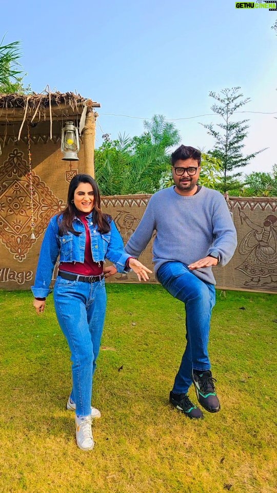 Zeel Joshi Instagram - Tame Badnam Bau Karya Re ..Ame Toy Famous Thaya Re..😄 . . . . @zeel_joshii #zeeljoshi #trendingreels #dancer #dance #singer #actress #foryou #fyp