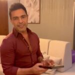 Zezé di Camargo Instagram – Ainda sem acreditar que vou poder proporcionar isso para vocês! Estou emocionado demais em realizar esse sonho! Poder oferecer para vocês uma edição especial do meu DVD físico Zezé Di Camargo Rústico Ao Vivo em São Paulo. Estou apaixonado e tenho certeza que vocês também irão amar. São apenas 1.000 unidades, cada uma com um certificado numerado de 1 a 1000. A pré-venda já começou! Garanta o seu antes que acabe! Acesse agora https://kantodoartista.netlify.app  e adquira o seu! Lembre-se: venda oficial em 03.11. Não fique de fora! ✨ (Link de venda no meu story) #ZezeDiCamargo #Rustico #DVD