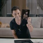 Zezé di Camargo Instagram - Mostrando cada detalhe do meu DVD físico ‘Zezé Di Camargo Rústico Ao Vivo em São Paulo’ para vocês. É uma emoção indescritível ver de perto uma realização que sonhei, idealizei e acompanhei cada etapa. Presentear vocês com algo tão especial para mim é de uma alegria imensa. Em uma era dominada pelo digital, a sensação de tocar, abrir e se encantar com cada imagem escolhida com carinho para vocês é algo imensurável. São apenas 1.000 unidades, cada uma com um certificado numerado de 1 a 1000, acompanhada de uma foto exclusiva. Espero que sintam a magia dessa emoção que também estou sentindo! E não se esqueçam que a pré-venda inicia no dia 27.10 e a venda oficial dia 03.11. Acesse zezedicamargorustico.com.br e fique de olho na contagem regressiva para garantir o seu! 🎁📀✨ #ZezeDiCamargo #DVD #Rustico #ediçãoespecial