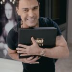 Zezé di Camargo Instagram - Surpresa revelada! Apresento a vocês, em primeira mão, o DVD ‘Zezé Di Camargo Rústico Ao Vivo em São Paulo’ na versão física, que vocês tanto esperavam. E a melhor parte? A pré-venda já tem data e acontece dia 27.10 e a venda oficial dia 03.11. São apenas 1.000 unidades, cada uma com um certificado numerado de 1 a 1000, tornando-o uma verdadeira joia para colecionadores! Acesse zezedicamargorustico.com.br a contagem regressiva já começou. Fique de olho para garantir o seu! 😍📀✨ #ZezeDiCamargo #Rustico #DVD #ContagemRegressiva