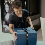 Zezé di Camargo Instagram - Nesta caixa há algo muito pedido por vocês... 🎁✨ O coração acelera só de pensar! Preparem-se para uma surpresa que eu tenho certeza que vão amar. AGUARDEM! O que será que temos aqui? 😉 #ZezeDiCamargo #Rustico