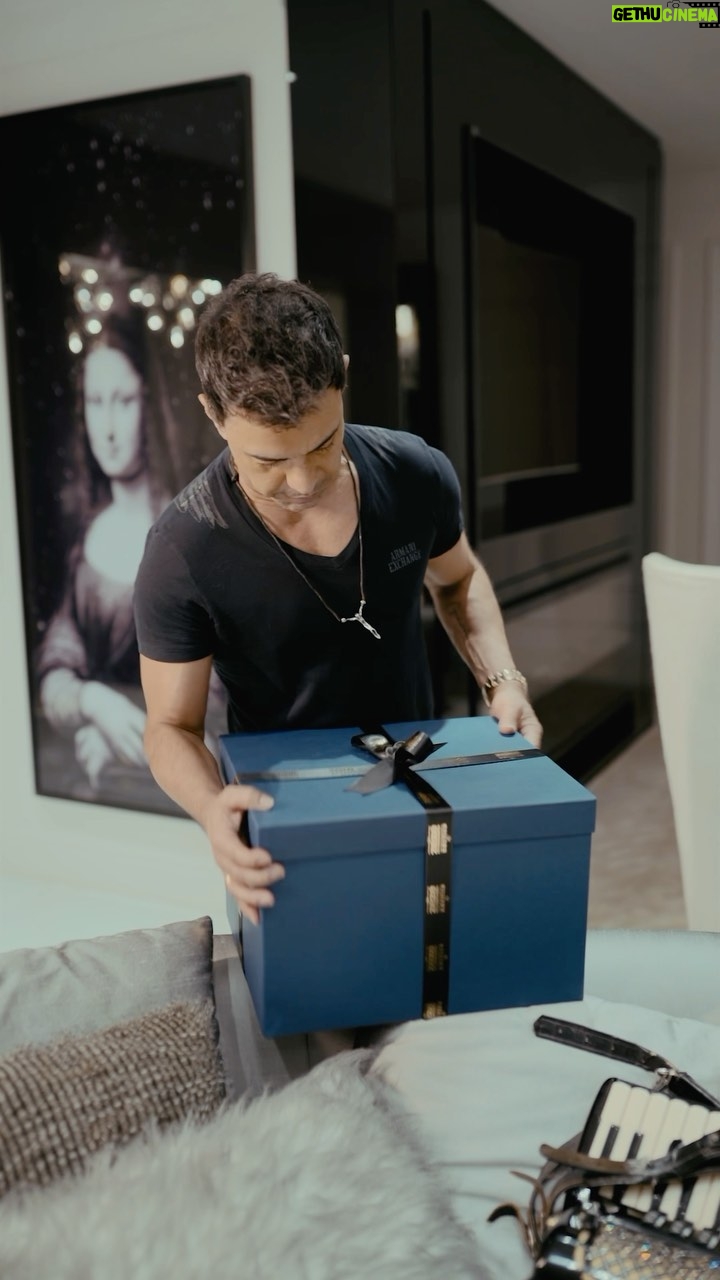 Zezé di Camargo Instagram - Nesta caixa há algo muito pedido por vocês... 🎁✨ O coração acelera só de pensar! Preparem-se para uma surpresa que eu tenho certeza que vão amar. AGUARDEM! O que será que temos aqui? 😉 #ZezeDiCamargo #Rustico