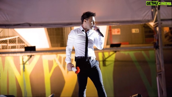 Zezé di Camargo Instagram - #TBT de um show inesquecível em Novo Hamburgo, Rio Grande do Sul, no @churrascoemodaofestival ! Este festival carrega uma energia única e foi uma honra marcar presença. Já contando os dias para o próximo! 🎤🤠 #ZezeDiCamargo #Rustico #FestivalChurrascoEModão #Sertanejo