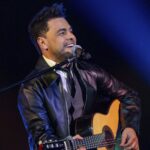 Zezé di Camargo Instagram - Abraça-me não solta mais... 🎶 Marque o @ da pessoa que você gostaria de dar um abraço bem apertado agora! 🤗 #AbracaMe #ZezeDiCamargo