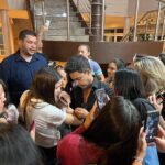 Zezé di Camargo Instagram - Hoje foi dia de visitar Posadas na Argentina e fazer uma coletiva de imprensa para divulgar o show Zezé Di Camargo Rústico que acontecerá lá no dia 5 de Novembro! Para minha felicidade reencontrei parte do meu fã clube da Argentina! É sempre um prazer receber todo esse carinho de vocês! 🇦🇷❤️