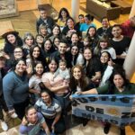 Zezé di Camargo Instagram - Hoje foi dia de visitar Posadas na Argentina e fazer uma coletiva de imprensa para divulgar o show Zezé Di Camargo Rústico que acontecerá lá no dia 5 de Novembro! Para minha felicidade reencontrei parte do meu fã clube da Argentina! É sempre um prazer receber todo esse carinho de vocês! 🇦🇷❤️