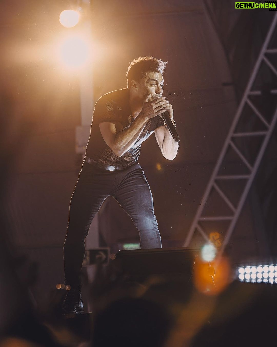 Zezé di Camargo Instagram - Essas são algumas fotos de momentos do meu show(ZEZE DI CAMARGO “RÚSTICO”) em Santa Rosa RS. O show foi ontem no: @churrascoemodafestival Uma noite mto especial