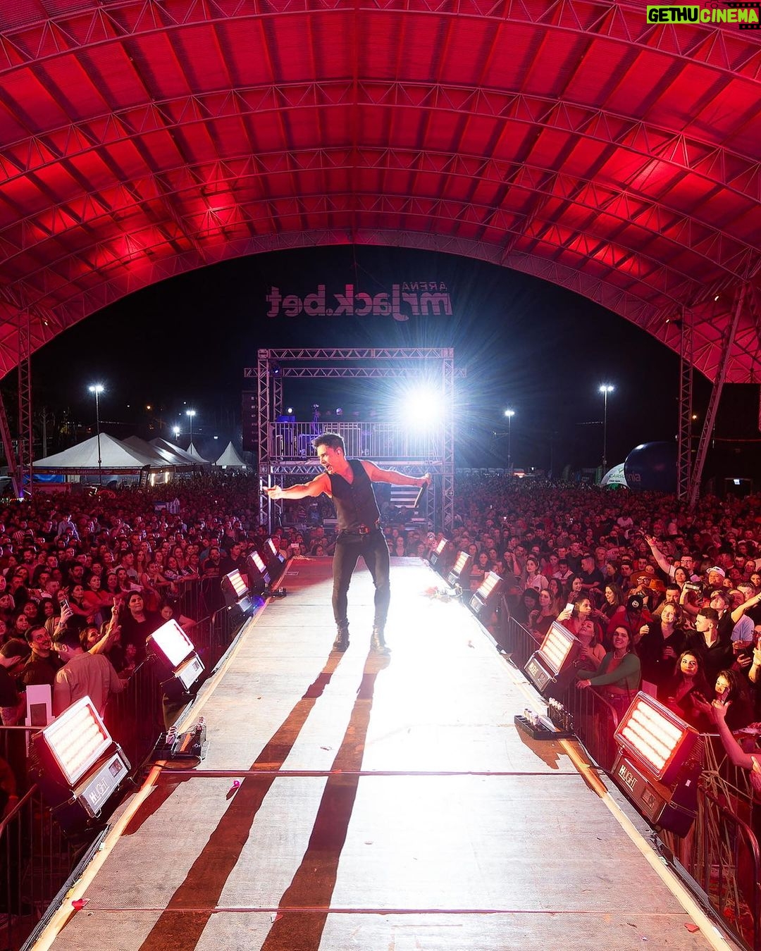 Zezé di Camargo Instagram - Essas são algumas fotos de momentos do meu show(ZEZE DI CAMARGO “RÚSTICO”) em Santa Rosa RS. O show foi ontem no: @churrascoemodafestival Uma noite mto especial