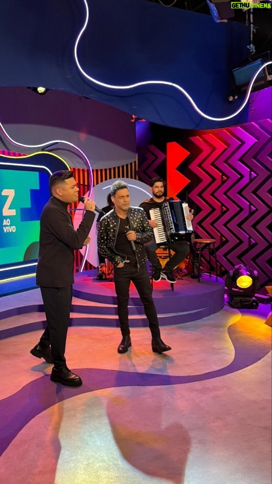 Zezé di Camargo Instagram - Ainda tentando assimilar o #TVZFelipeAraujo de ontem! Recebi meu ídolo @zezedicamargo e ainda pude compartilhar momentos como esse com ele! Mto obrigado Zezé, nem sei como te agradecer! Foi top, quem assistiu aí!? @multishow