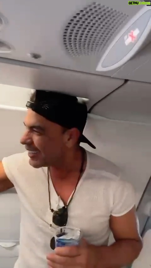 Zezé di Camargo - 240K Likes - Hj num voo de Cuiabá para campinas fui homenageado por todos os passageiros do voo!!! É por vocês que existo… Muito Obrigado