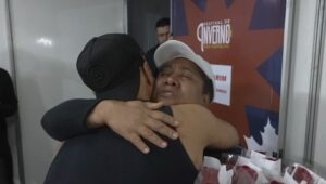 Zezé di Camargo Instagram - Eu não poderia deixar de mostrar esse vídeo para vocês. Ontem no nosso show em Mar Vermelho -Al essa senhora estava vendendo flores e me ofereceu de presente 4 flores. Eu vendo que era o seu ganha pão, não aceitei as flores de graça, mas a levei no camarim e comprei todas as suas flores e pedi pra ela distribuir para cada pessoa q ela achasse que merecesse. Aí ela me disse essas palavras, que vou guardar para sempre no meu coração.