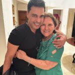 Zezé di Camargo Instagram – Ah minha mãe, no dia em que sai de casa a senhora me disse muitas coisas. Mas a mais importante delas foi: eu te amo meu filho.
E essa certeza carrego em meu peito, em saber que a senhora todos os dias ora por mim e mesmo já estando bem grandinho quando chego em sua casa encontro sempre um café quentinho, um biscoito “fritinho”  e um abraço carinhoso. Abraço que acolhe, que recolhe e me fortalece. 
Filhos jamais deixarão de ser filhos, assim como mães jamais deixarão de ser mães. E eu brinco que para muitos sou “O Filho de Francisco” , e eu completo “de Helena” também.
Tenho orgulho das minhas raizes e dos pais que fui agraciado por Deus em ter em minha vida.
Hoje é dia de celebrar a sua vida, e somente pedir a Deus que ele lhe dê muita saúde!
Obrigado minha mãe por ser quem é!
Eu te amo! @helena_s_camargo