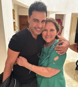 Zezé di Camargo Instagram - Ah minha mãe, no dia em que sai de casa a senhora me disse muitas coisas. Mas a mais importante delas foi: eu te amo meu filho.
E essa certeza carrego em meu peito, em saber que a senhora todos os dias ora por mim e mesmo já estando bem grandinho quando chego em sua casa encontro sempre um café quentinho, um biscoito “fritinho”  e um abraço carinhoso. Abraço que acolhe, que recolhe e me fortalece. 
Filhos jamais deixarão de ser filhos, assim como mães jamais deixarão de ser mães. E eu brinco que para muitos sou “O Filho de Francisco” , e eu completo “de Helena” também.
Tenho orgulho das minhas raizes e dos pais que fui agraciado por Deus em ter em minha vida.
Hoje é dia de celebrar a sua vida, e somente pedir a Deus que ele lhe dê muita saúde!
Obrigado minha mãe por ser quem é!
Eu te amo! @helena_s_camargo