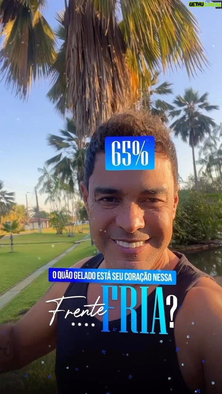 Zezé di Camargo Instagram - Já ouviram #FrenteFria hoje? Por aqui estou assim! No clima e ouvindo com replay! Aproveite e use também o filtro #FrenteFria disponível aqui no meu perfil do Instagram e me marquem! Estou de olho em vocês curtindo #FrenteFria 😍🩵❄️ #ZezeDiCamargo #FrenteFria #Rustico