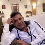 Zezé di Camargo Instagram – A minha dica hoje nesse sabadão para vocês é assistirem no meu canal do @youtubebrasil , o videoclipe da minha nova música #FrenteFria . Está demais!! Deixe seu like e seu comentário. Vou adorar ler o recadinho de vocês. 😍❄️🩵

#ZezeDiCamargo #FrenteFria #MusicaNova #Rustico