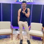 Zezé di Camargo Instagram – Hoje foi dia de visita na @applemusic e @deezerbr. Bate papo gostoso encontrando os parceiros e top fãs. Ainda ouvimos um pouco do que vem por aí nos lançamentos de #RusticoAoVivo nos próximos meses. Fiquem ligados! Muitas novidades nas plataformas e por aqui… Continuem ouvindo #FrenteFria