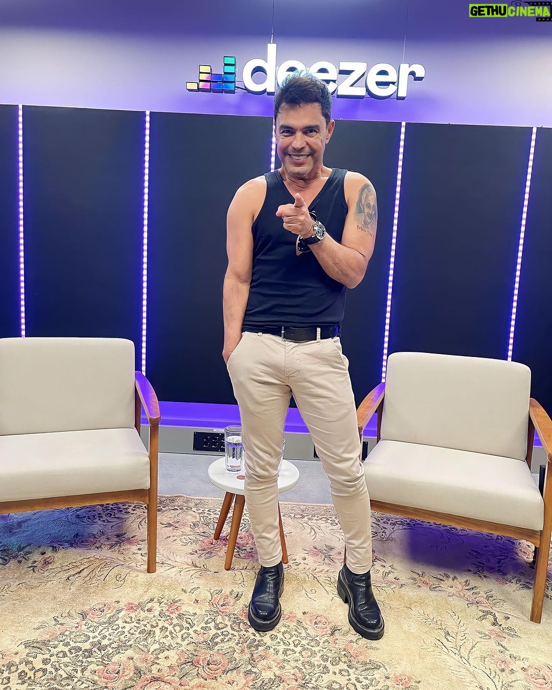 Zezé di Camargo Instagram - Hoje foi dia de visita na @applemusic e @deezerbr. Bate papo gostoso encontrando os parceiros e top fãs. Ainda ouvimos um pouco do que vem por aí nos lançamentos de #RusticoAoVivo nos próximos meses. Fiquem ligados! Muitas novidades nas plataformas e por aqui... Continuem ouvindo #FrenteFria