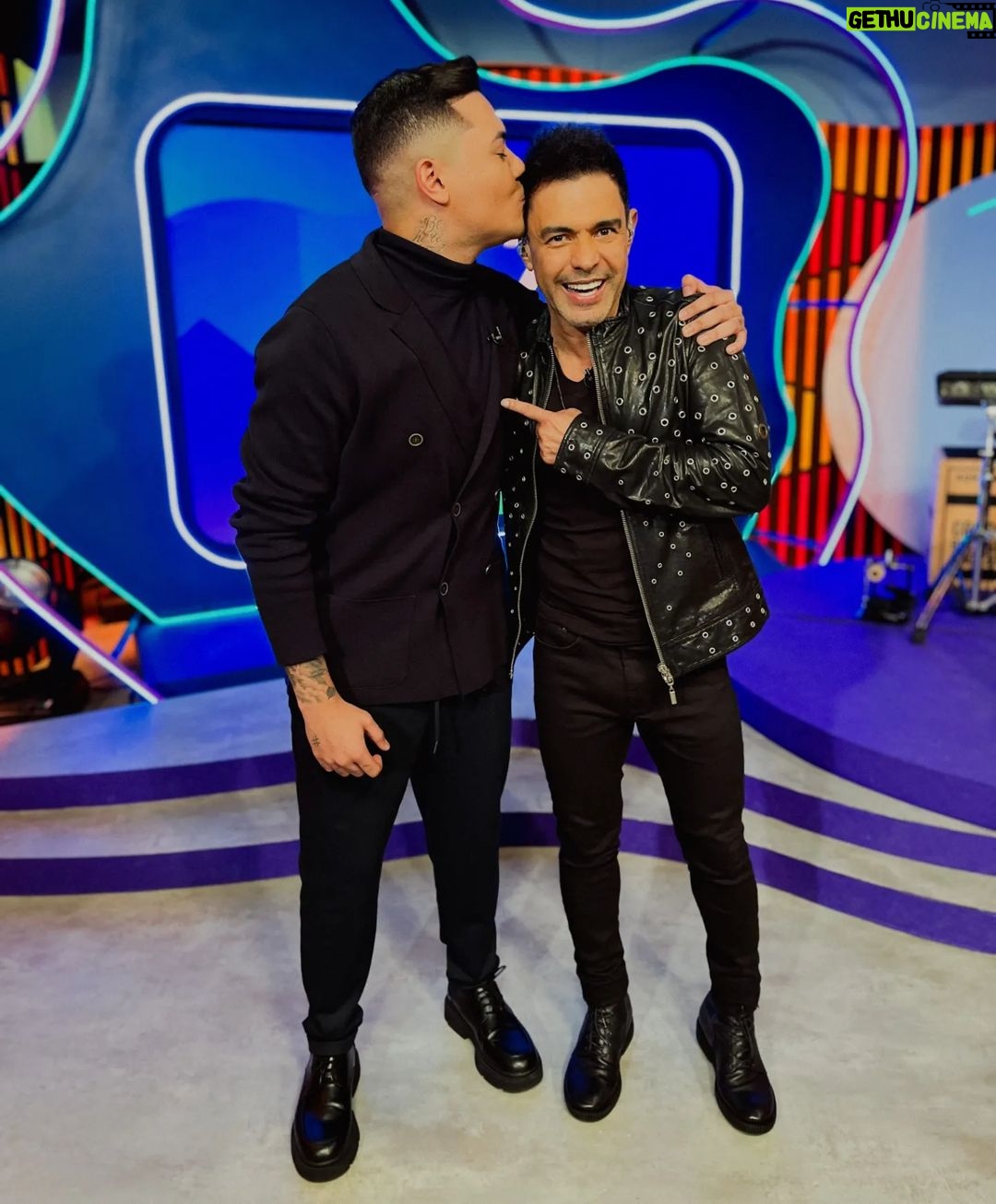 Zezé di Camargo Instagram - Sem palavras! Hoje eu recebo no #TVZFelipeAraujo meu ídolo @zezedicamargo ! Emoção demais! Tamo ao vivo no @multishow ! 📺🎶
