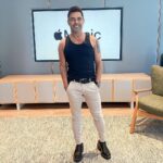 Zezé di Camargo Instagram – Hoje foi dia de visita na @applemusic e @deezerbr. Bate papo gostoso encontrando os parceiros e top fãs. Ainda ouvimos um pouco do que vem por aí nos lançamentos de #RusticoAoVivo nos próximos meses. Fiquem ligados! Muitas novidades nas plataformas e por aqui… Continuem ouvindo #FrenteFria