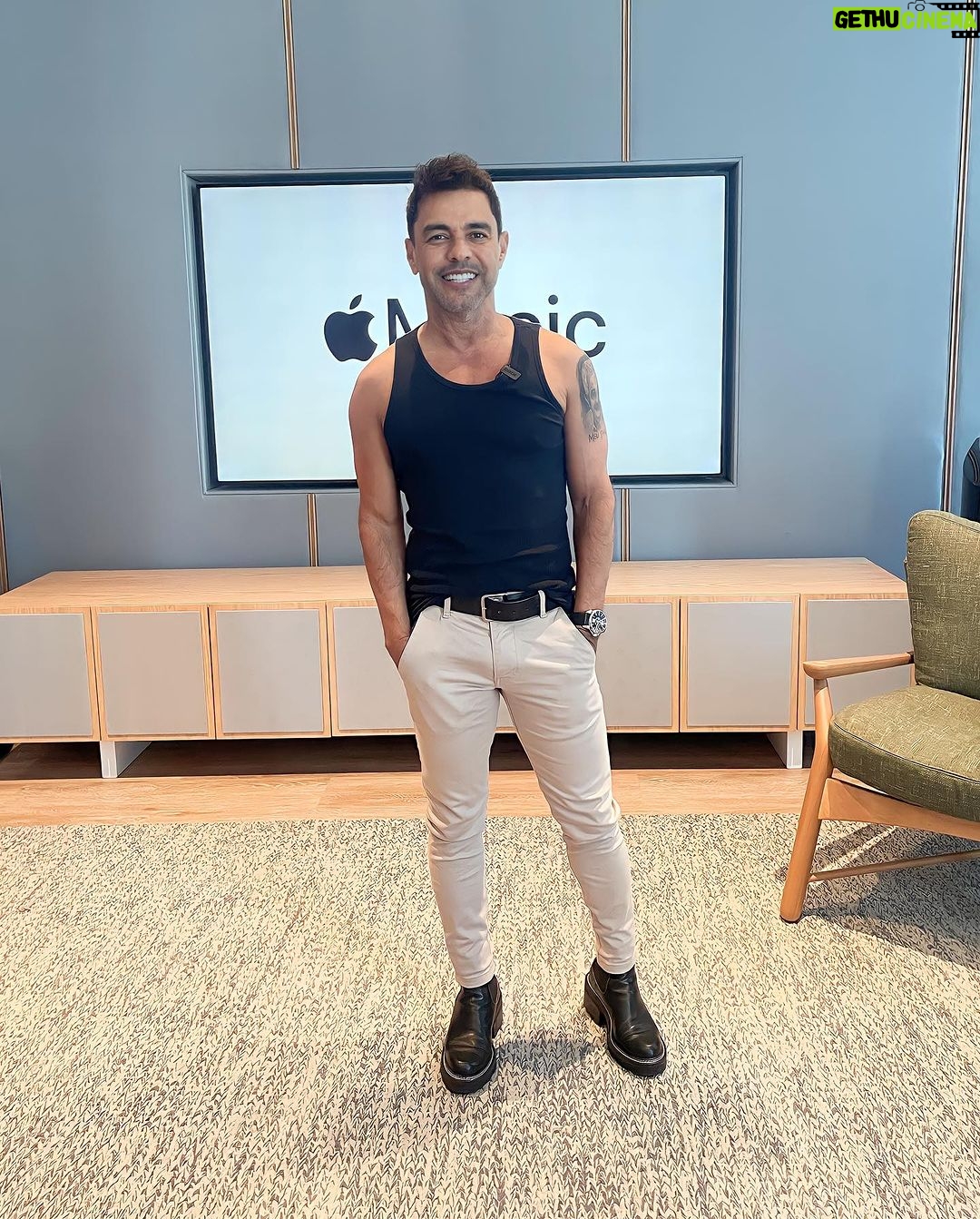 Zezé di Camargo Instagram - Hoje foi dia de visita na @applemusic e @deezerbr. Bate papo gostoso encontrando os parceiros e top fãs. Ainda ouvimos um pouco do que vem por aí nos lançamentos de #RusticoAoVivo nos próximos meses. Fiquem ligados! Muitas novidades nas plataformas e por aqui... Continuem ouvindo #FrenteFria