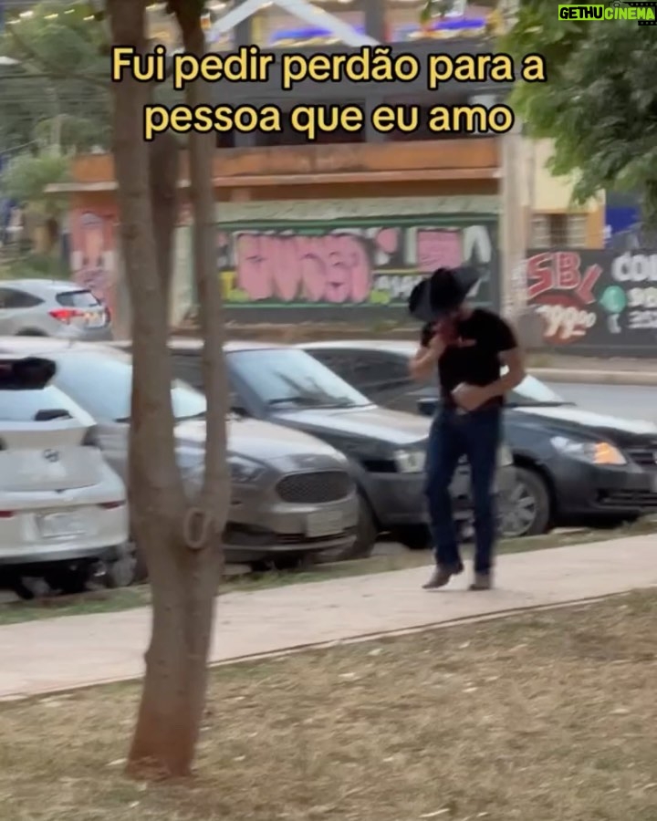 Zezé di Camargo Instagram - Estou adorando ver os vídeos de vocês, usando o áudio da minha nova música #FrenteFria no App vizinho! 😍❄️🩵 Faça seu vídeo também. Use a hashtag #FrenteFria e o áudio oficial disponível na minha biblioteca aqui e no app vizinho! Estou de olho. 👀 #ZezeDiCamargo #Rustico