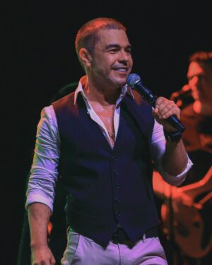 Zezé di Camargo Instagram - Obrigado, Boston! Ontem foi uma noite maravilhosa. É sempre um prazer receber tanto carinho quando visito os EUA. Vocês são incríveis. 🌟🙏 #ZezeDiCamargo #Rustico #EUA