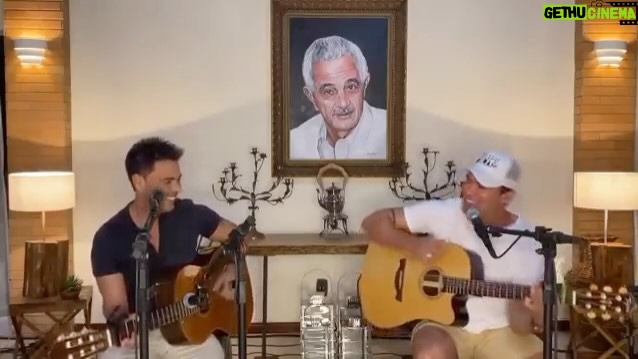 Zezé di Camargo Instagram - Eu e meu parceiro: @felipeduramoficial num momento especial na fazenda, sendo observado pelo maior de todos(MEU PAI). Numa canção de meus amigos @nandocordel e Dominguinhos