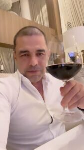 Zezé di Camargo Instagram - O vídeo é um pouco longo, só espero a paciência de vocês para assistir tudo. Kkkkk bjos!!!